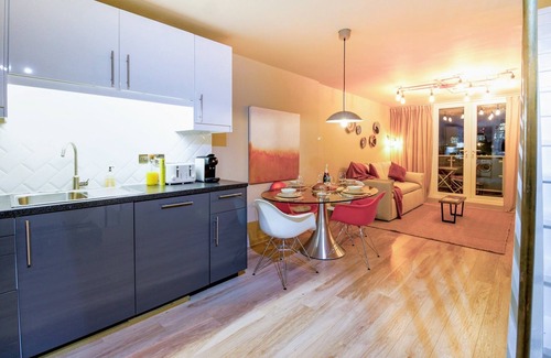 Tower Hamlets Apartment | Spacious 2-Bed Flat | Sleeps 5 | King Bed | Fast Links to City & Wharf