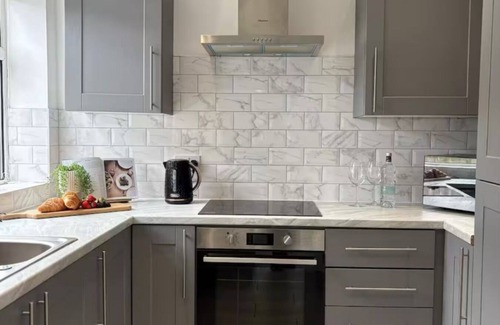 St Helens House | Spacious 2 bed St Helens, Free Parking, 1min to Carr Mill Dam