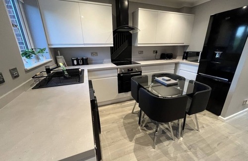 Stevenage House | Spacious 2-Bedroom House with Garden – Sleeps 5