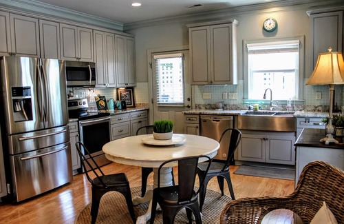 North Carolina Coast House | spacious 2 bedroom plus pull out Sofa bed, 2 bath home, no stairs, sleeps 6