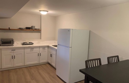 Sammamish House | Spacious 2-Bedroom Basement Suite, fully furnished.