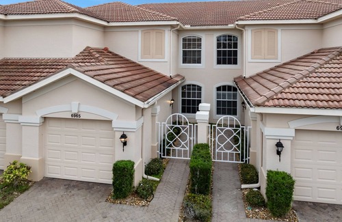 Palmer Ranch Condo | Spacious 2 bedroom+ den condo in Arielle on Palmer Ranch condominiums for rent