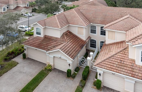 Palmer Ranch Condo | Spacious 2 bedroom+ den condo in Arielle on Palmer Ranch condominiums for rent