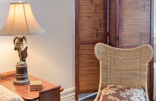 East Avenue House | Spacious 2 Bedroom in 1910 Tudor House
