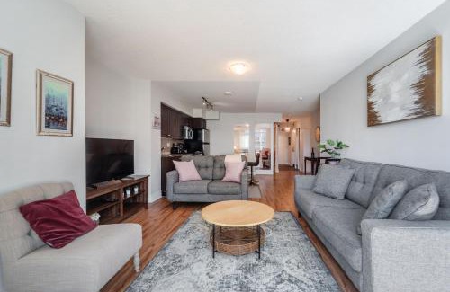 Fort York Apartment | Spacious 2 Bedroom plus Den, 2 Bath, Sleeps 5 with Balcony and Lakeview Downtown Toronto Condo
