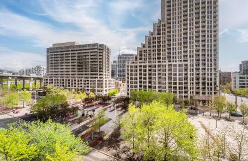 Fort York Apartment | Spacious 2 Bedroom plus Den, 2 Bath, Sleeps 5 with Balcony and Lakeview Downtown Toronto Condo