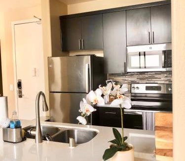 Del Rey Apartment | Spacious 2B 2B Pool View Loft Apartment in Marina Del Rey