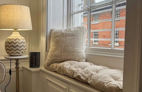 Tring Apartment | Spacious 2B Flat in Clement House