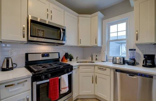 Roxbury Apartment | Spacious 2bd/1ba | Free Parking | 3D TOUR 9372