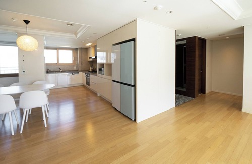 Apgujeong Apartment | Spacious 2bdr 2bth Room in Gangnam 105m2
