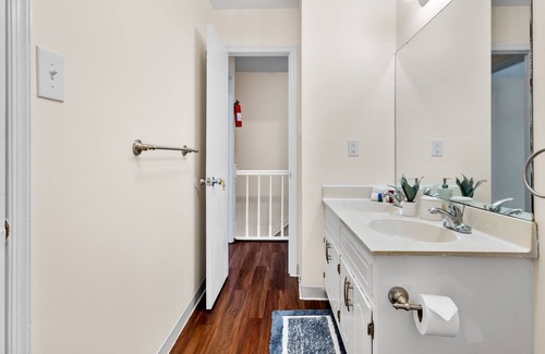 Hopewell House | Spacious 2BR 1.5 Bath townhouse