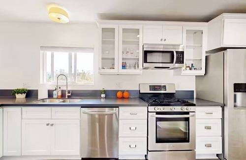 El Cerrito House | Spacious 2BR 2BA Cliffside Bungalow Near SDSU Jacuzzi Tub Family Friendly