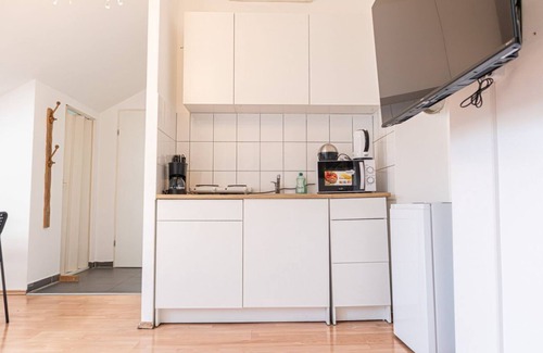 Meidling Apartment | Spacious 2BR Apt. Great Location - Near Schönbrunn