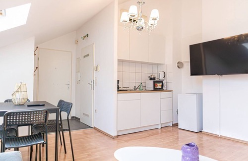 Meidling Apartment | Spacious 2BR Apt. Great Location - Near Schönbrunn
