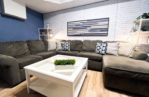 Pittsburgh Condo | Spacious 2BR, Sleeps 6+ Art Inspired & Affordable