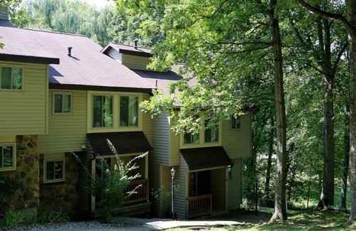 Cheat Lake House | Spacious 2BR Townhouse in Morgantown for Weekend Getaway