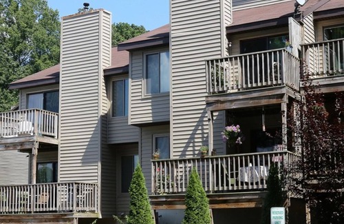 Cheat Lake House | Spacious 2BR Townhouse in Morgantown for Weekend Getaway
