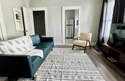 Springfield House | Spacious 3 Apartments-6 bedrooms, 3 kitchens, 3 living Rooms