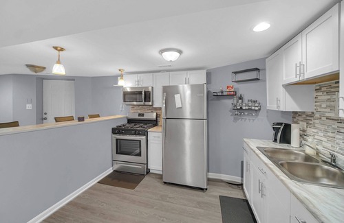 Woodlawn Apartment | Spacious 3 BDR/1 Bath - 1 mi from UChicago - Perfect for Traveling Professionals