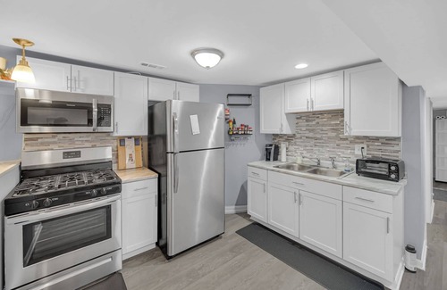 Woodlawn Apartment | Spacious 3 BDR/1 Bath - 1 mi from UChicago - Perfect for Traveling Professionals