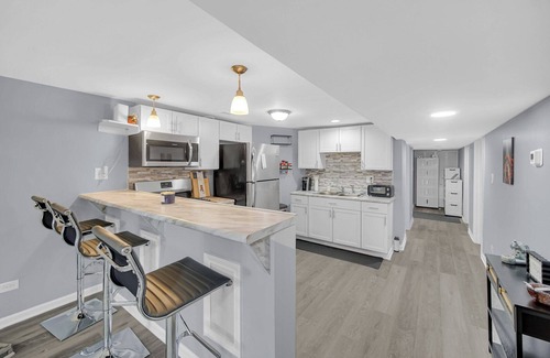Woodlawn Apartment | Spacious 3 BDR/1 Bath - 1 mi from UChicago - Perfect for Traveling Professionals