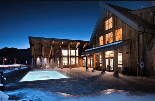 Hailey House | Spacious 3 BDR Pet Friendly, Hottub, Pool