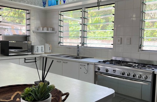 Apia House | Spacious 3 BDRM family holiday home, 10min to town, AC available!