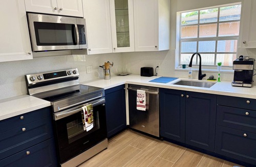 North Miami Beach House | Spacious 3 Bedroom House With Backyard