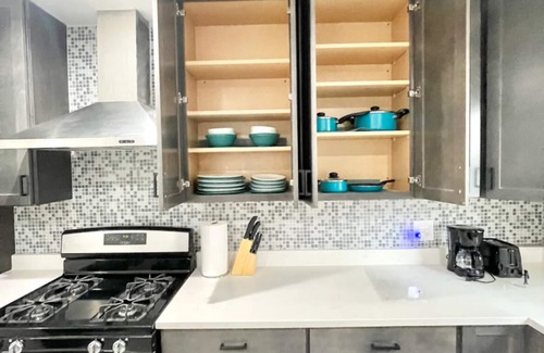 West Ridge Apartment | Spacious 3 Bed 1 Bath Apartment in West Rogers park