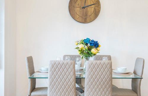 Custom House Apartment | Spacious 3 Bed 1 Bath Hse w guest toilet w parking Near Excel - E16