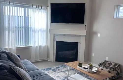 Sycamore Apartment | Spacious 3 bed 2 bath with King Master in Sycamore