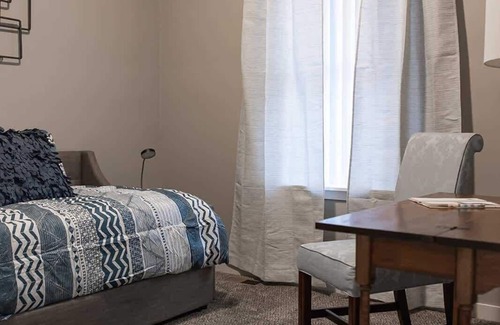 Sycamore Apartment | Spacious 3 bed 2 bath with King Master in Sycamore