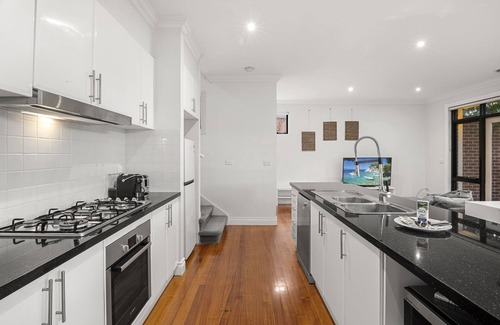 Doncaster House | Spacious 3-Bed by Nature Reserve and Shops