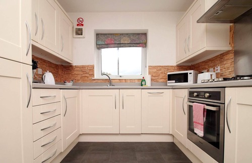 Cathays House | Spacious 3 Bed close to Cardiff City by Mia Living