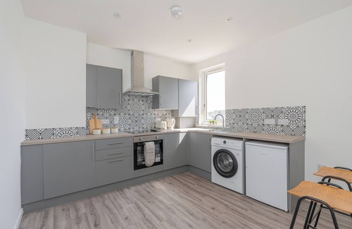 Inverkeithing Apartment | Spacious 3 bed flat near Edinburgh with free parking!