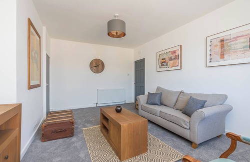Inverkeithing Apartment | Spacious 3 bed flat near Edinburgh with free parking!