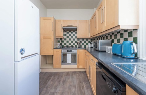 Streatham Apartment | Spacious 3-Bed Maisonette | Streatham Common |