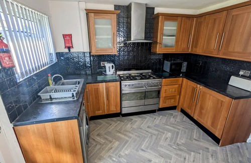 Liverpool House | Spacious 3 Bed Home - Parking & WiFi - Contractors