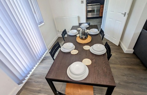 Liverpool House | Spacious 3 Bed Home - Parking & WiFi - Contractors