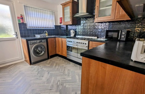 Liverpool House | Spacious 3 Bed Home - Parking & WiFi - Contractors