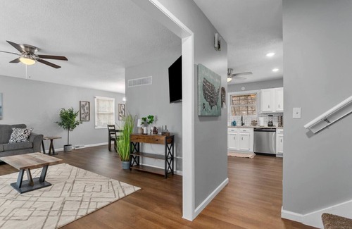 Waldron House | Spacious 3 Bed Home near Downtown & Airport (Family friendly!)