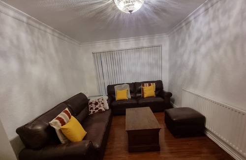 Manchester House | Spacious 3 bed House - a Home Away From Home