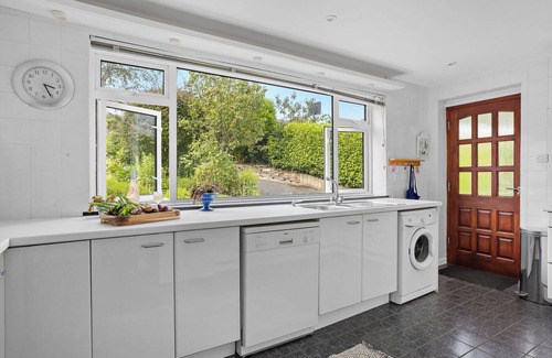 Rock House | Spacious 3 bed | Quiet location | Rock