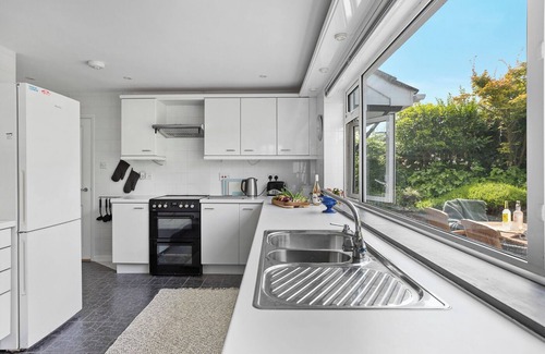 Rock House | Spacious 3 bed | Quiet location | Rock