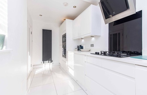 Acresford House | Spacious 3-Bed w/Parking, Near Coventry & Birmingham