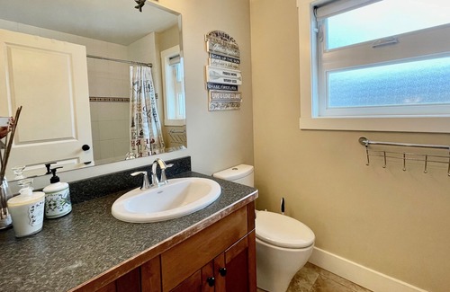Swansea Point House | Spacious 3 Bedroom, Walking Distance to Beach & Private Marina