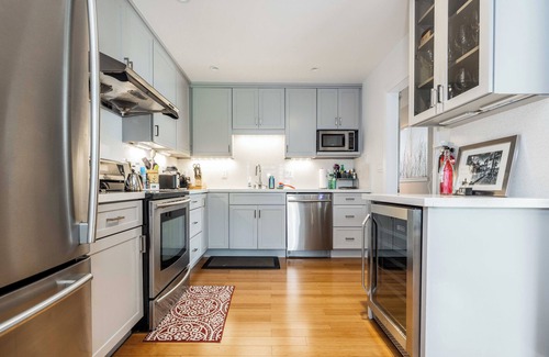 Corona Heights Condo | Spacious 3 bedroom with abundant natural light. 15 minutes to downtown