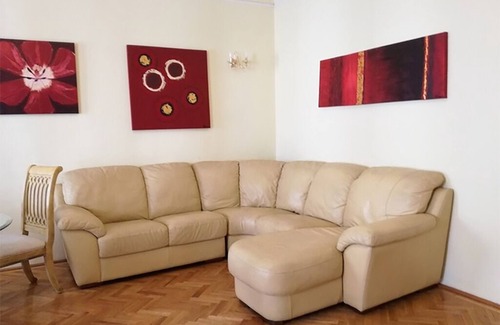 Palace District Apartment | Spacious 3-bedroom 3 bathroom apartment in 5th district next to Károly Gardens