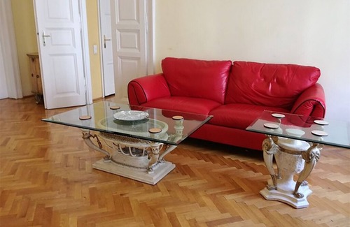 Palace District Apartment | Spacious 3-bedroom 3 bathroom apartment in 5th district next to Károly Gardens