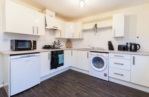 Coventry House | Spacious 3-Bedroom Apartment w/Private Garden